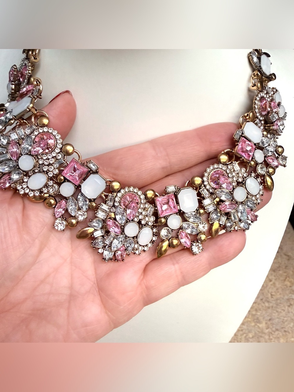 Beautiful romantic pink crystal statement collar necklace - Picture 2 of 4